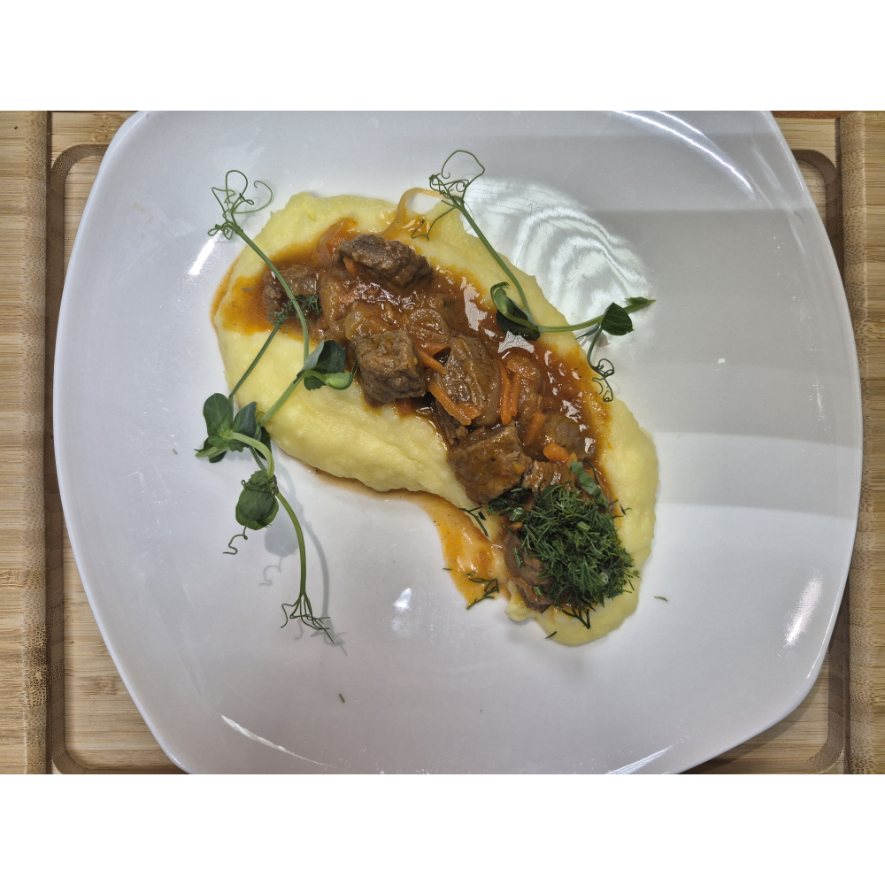 Гуляш из говядины с картофельным пюре