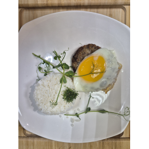 Бифштекс с яйцом и рисом