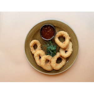 Кольца кальмара с соусом сладкий чили